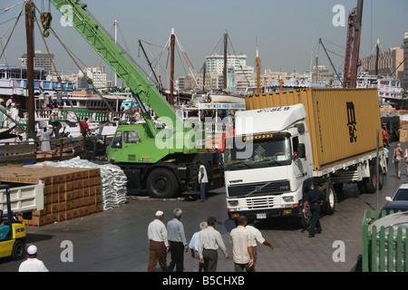 Container-LKW und Kran laden arabischen Dhau-Dubai Stockfoto