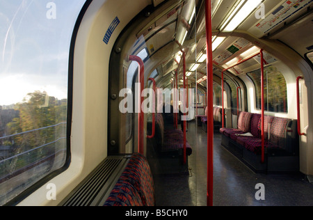 Reiten der Central Line Tube in Richtung London Ealing Broadway Stockfoto