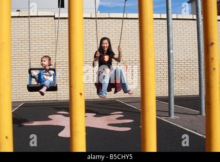 Koreanische asiatische Mutter und Mischlinge Kind Spielplatz am Hoxton London Stockfoto