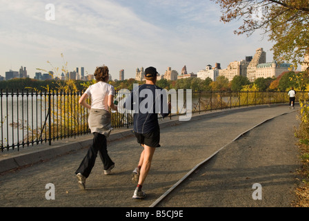 Paar im Central Park in New York rund um den Stausee Stockfoto