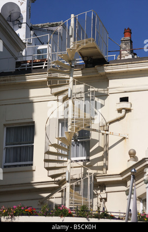 Spirale Feuerleiter auf auerhalb des Hotelgebäudes. Stockfoto