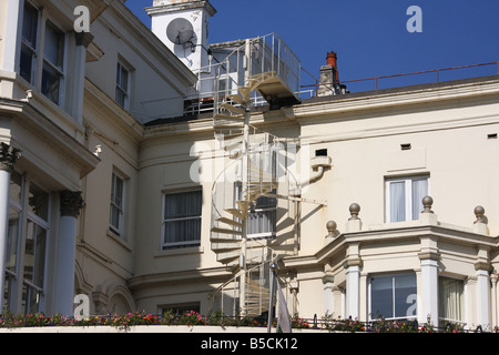 Spirale Feuerleiter auf auerhalb des Hotelgebäudes. Stockfoto