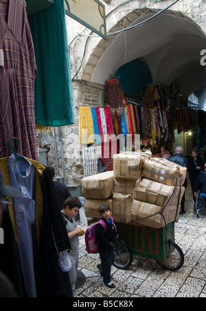 Israel Jerusalem alte Stadt Suk Markt traditionellen hölzernen Karren beladen mit waren zu an Kreuzung Stockfoto