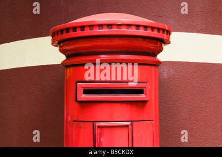 "Red britische Post Box links aus der Kolonialzeit in Hong Kong China" Stockfoto