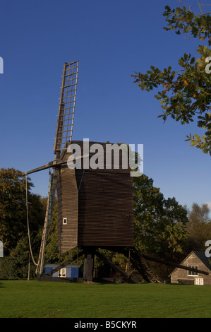 Grad II aufgeführten Nutley Windmühle auf Ashdown Forest – einer der wenigen offenen Bock Post Mühlen, die im Vereinigten Königreich zu überleben Stockfoto