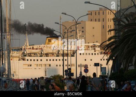 Schiff nähert sich der Brindisi Hafen Stockfoto