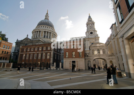 London UK 31. Oktober 2008 der Kuppel der St. Pauls Kathedrale gesehen vom Paternoster Square in der City of London Stockfoto