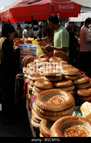 Traditionelle frische rundes Brot verkauft auf der Straße in Markt Osch, Kirgisistan Stockfoto