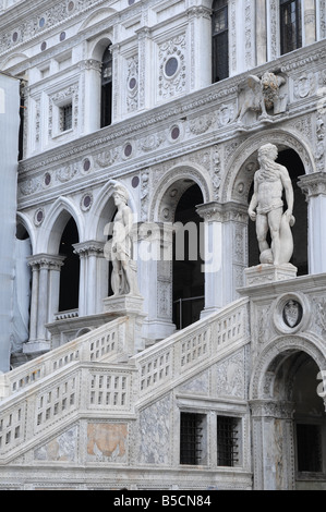 Mars und Neptun (von Jacopo Sansovino) an der Spitze der Scala dei Gianti (Riesen Treppe), Dogenpalast, Venedig. Stockfoto