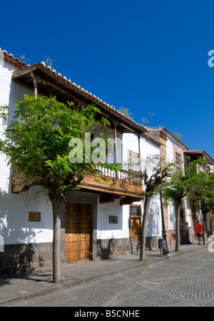 TEROR DORFSTRASSE Original historischen Dorf Häuser mit den typischen Holzbalkonen in Moya auf Gran Canaria, Kanarische Inseln, Spanien Stockfoto