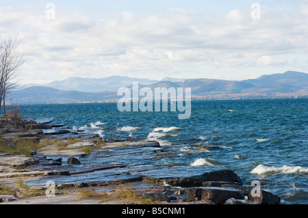 Adirondack Mountains of New York State aus Vermont am östlichen Ufer des Lake Champlain Stockfoto