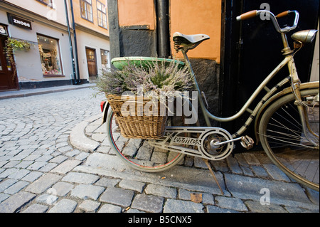 Stockholm; Altes Fahrrad geparkt außerhalb kleinen Laden in historischer Altstadt von Gamla Stan in Schweden 2008 Stockfoto