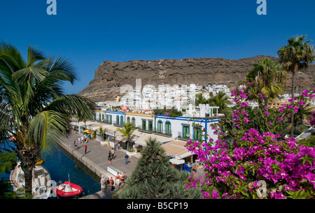 Blick über Hafen, Promenade und Restaurants in Puerto de Mogan Gran Canaria Kanaren Spanien Stockfoto