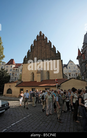 Prag Touristen außerhalb des Alten Neue Synagoge im Jüdischen Viertel Stockfoto