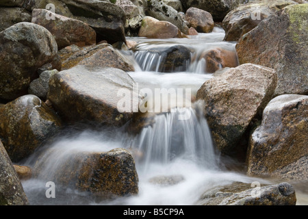 Schottischen Flusses Flut mit kristallklarem Wasser über Granit Felsen Stockfoto