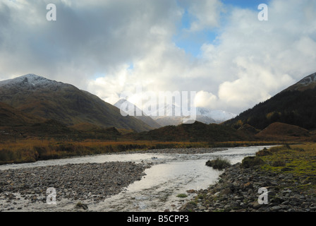 Blick nach Westen hinunter Glen Shiel in die Berge von Glenshiel Wald, Western Highlands, Schottland Stockfoto