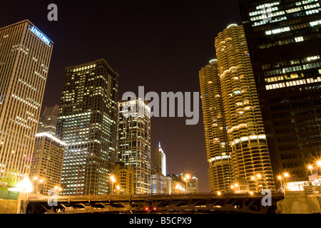 Eine Ansicht der Innenstadt von Chicago, Illinois, in der Nacht aus dem Riverwalk entlang Wacker Drive Stockfoto