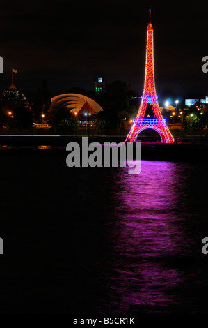 Eiffelturm-Laterne reflektiert in Lake Ontario Toronto mit Exhibition Place bei Nacht Stockfoto