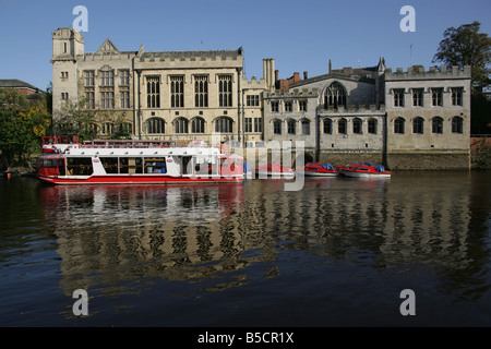 City of York, England. Yorkboat cruise Boote festgemacht an den Fluss Ouse mit der Zunftsaal im Hintergrund. Stockfoto
