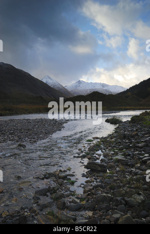 Blick nach Westen hinunter Glen Shiel in die Berge von Glenshiel Wald, Western Highlands, Schottland Stockfoto