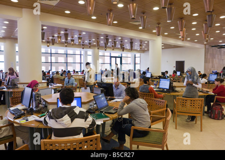 Studenten an Computer-Schreibtische in Bibliothek, neue Campus, der American University in Kairo, Ägypten Stockfoto