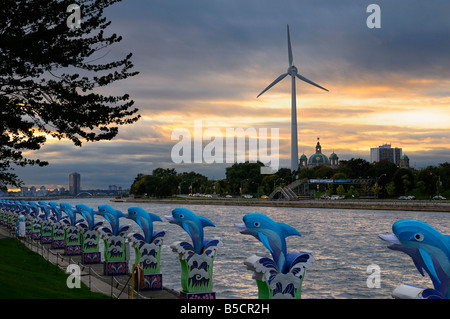 Toronto Skyline in der Abenddämmerung mit Windkraftanlage und blauen Delphinen aus Ontario Place Stockfoto