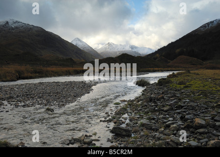 Blick nach Westen hinunter Glen Shiel in die Berge von Glenshiel Wald, Western Highlands, Schottland Stockfoto