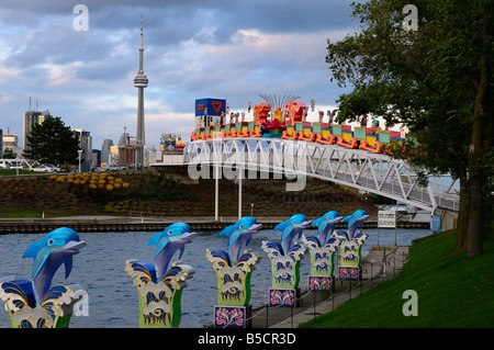 Toronto Skyline in der Abenddämmerung mit CN Tower und das chinesische Laternenfest zeigt aus Ontario Place Stockfoto
