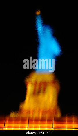 Spiegelung der Vereinigten Staaten Statue of Liberty in der Nacht im Wasser Stockfoto