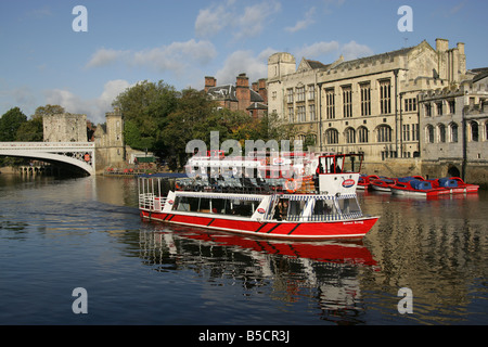 City of York, England. Yorkboat cruise Boot Transit durch den Fluss Ouse mit der Guildhall und Lendal Bridge im Hintergrund. Stockfoto