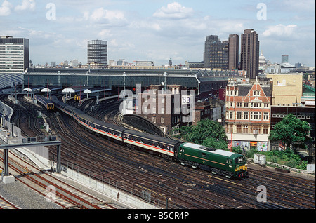 Die erhaltene Lokomotive der Baureihe 71 mit der Nummer E5001 (71001) fährt am 17. Juli 1993 in London Waterloo ab. Stockfoto