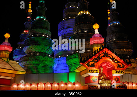 Porzellan-Pagode mit Buddha an chinesische Laternenfest Ampel an Ontario Place Toronto bei Nacht Stockfoto
