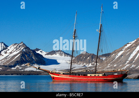 Segelschiff Noorderlicht im Kongsfjorden verankert Stockfoto