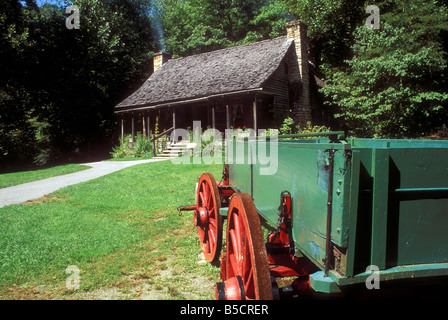 Eine alte Holzwagen sitzt vor einem Log Cabin in The Cradle of Forestry in Amerika, im Pisgah National Forest, Brevard NC Stockfoto