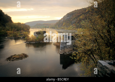 Sonnenaufgang über den Potomac River Gorge bei Harpers Ferry National Historic Site, WV und MD, betrachtet von den Appalachian Trail Stockfoto