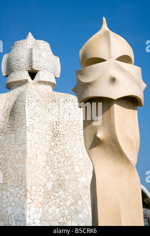 Das Wahrzeichen von Antoni Gaudi, die Schornsteine von Casa Mila La Pedrera Barcelona Katalonien Spanien Stockfoto