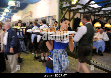 Wiesn-Kellnerin mit Tablett von Brathähnchen Stockfoto