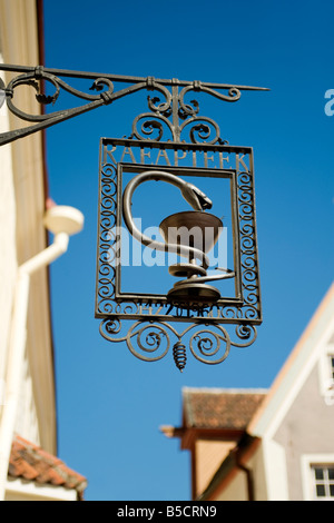 Zeichen für die "Raeapteek", eine der ältesten Apotheken Europas.  Altstädter Ring, Tallinn, Estland. Stockfoto