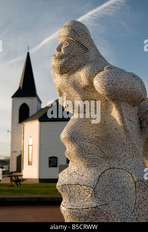 Denkmal für Captain Robert Falcon Scott antarctic Explorer Cardiff Bay Wales UK, norwegische Kirche im Hintergrund Stockfoto