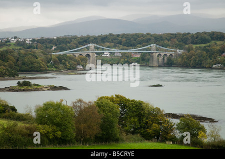 Menai-Brücke über die Meerenge, bedeckt Snowdonia-Nationalpark Nord-Wales nebligen Herbstnachmittag, UK Stockfoto