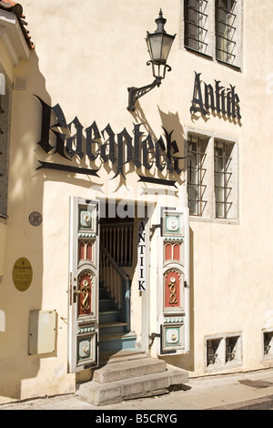 "Raeapteek", eine der ältesten Apotheken Europas.  Altstädter Ring, Tallinn, Estland. Stockfoto