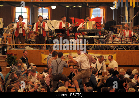 Münchner Oktoberfest Nachtschwärmer im Bierzelt Stockfoto