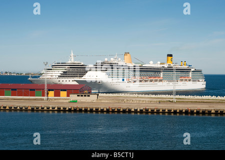 Kreuzfahrtschiffe, die Arcadia und Costa Atlantica im Hafen von Tallinn, Estland Liegeplatz Stockfoto