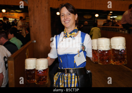 Wiesn-Kellnerin mit Bier Stockfoto