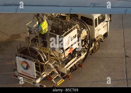 Flughafen Arbeiter refuellling Verkehrsflugzeuge. Ground Support Operations in der Zivilluftfahrt. Detailansicht. Stockfoto