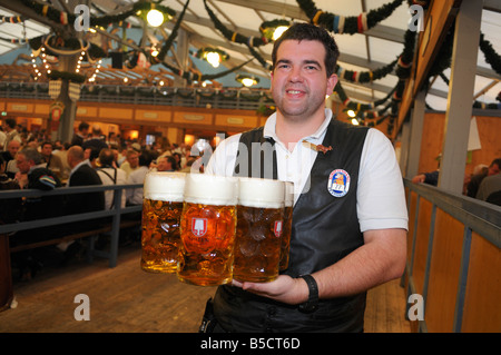 Oktoberfest-Kellner tragen Biere, München Stockfoto