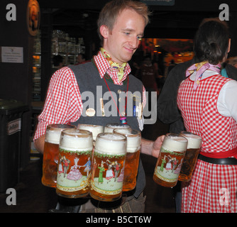 Oktoberfest-Kellner tragen Biere, München Stockfoto