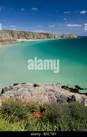 Blick auf den Logan Rock und Treen Klippen in der Nähe von Porthcurno, West Cornwall Stockfoto