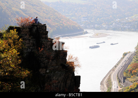 Wanderer, die den Blick auf das Rheintal Stockfoto