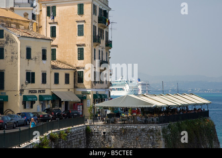 Ein Blick auf Korfu-Stadt, Blick auf ein Meer Schiffe Taverna Cafe mit Kreuzfahrt in der Ferne Stockfoto